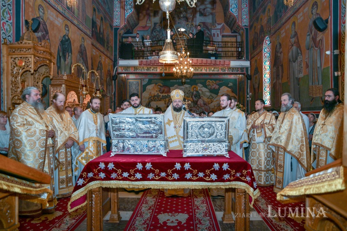 „Casnicii lui Dumnezeu” din neamul nostru, cinstiți în lavra lor din Capitală 302040