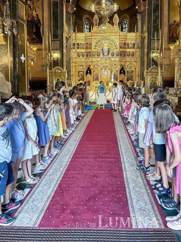 Zâmbete de copii sub cupola Bisericii Domnița Bălașa 302321