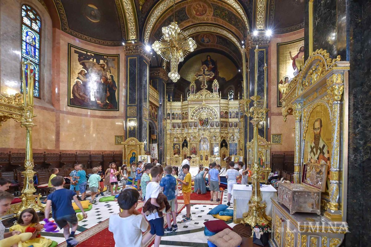 Zâmbete de copii sub cupola Bisericii Domnița Bălașa 302322