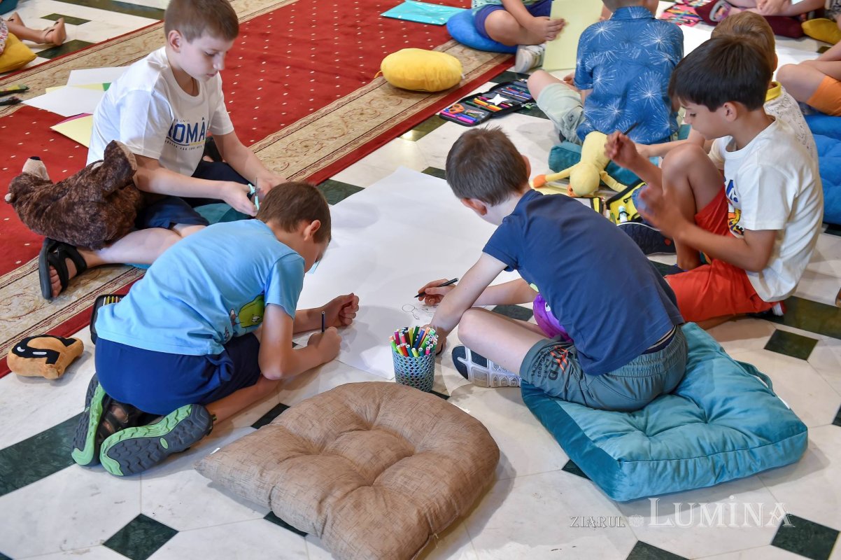 Zâmbete de copii sub cupola Bisericii Domnița Bălașa 302325