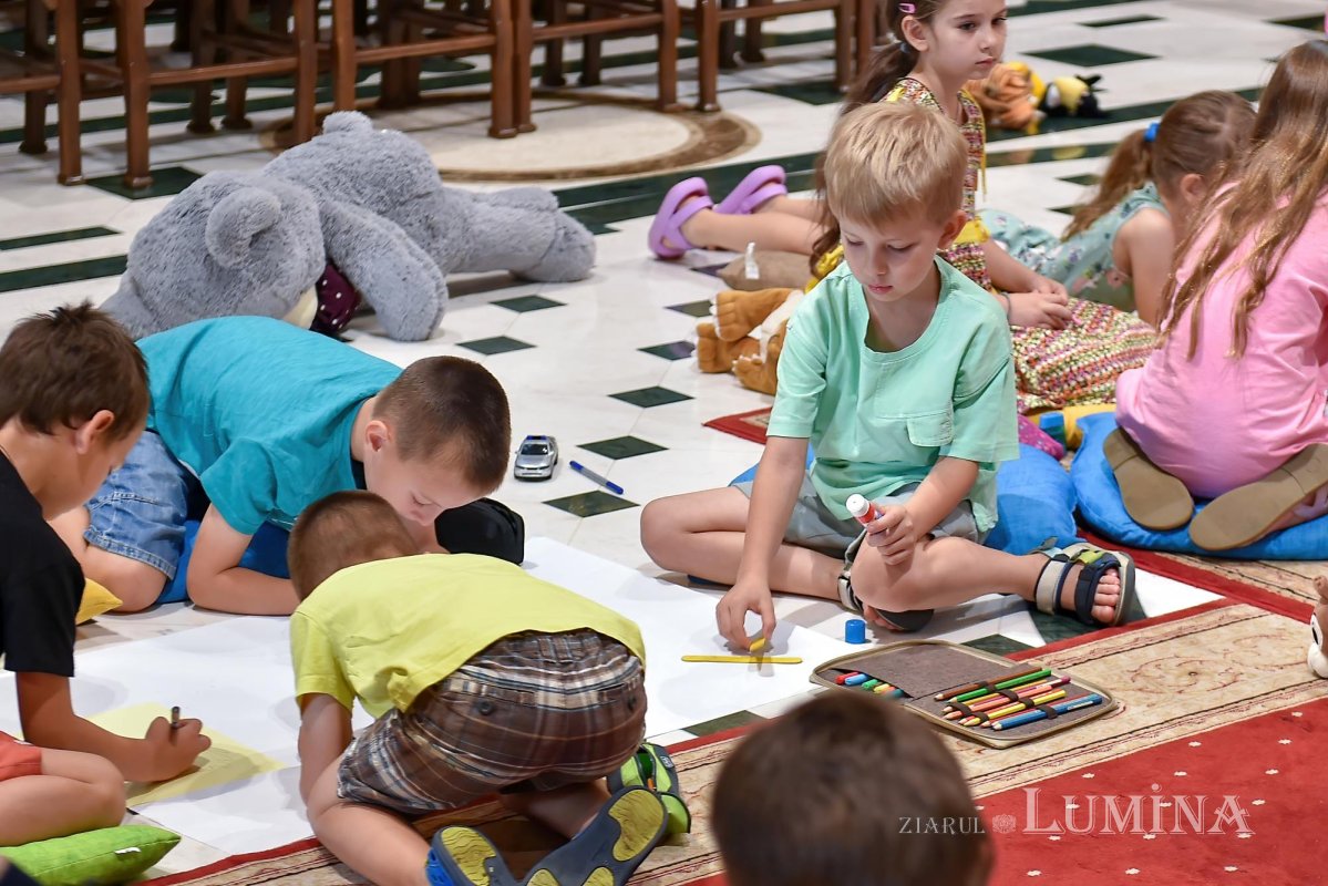 Zâmbete de copii sub cupola Bisericii Domnița Bălașa 302326