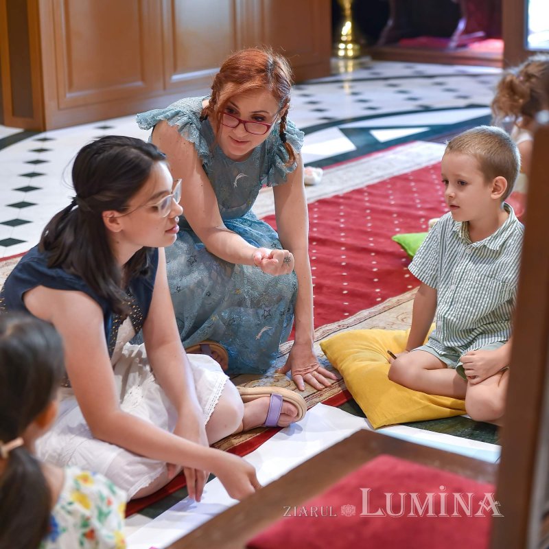 Zâmbete de copii sub cupola Bisericii Domnița Bălașa 302328