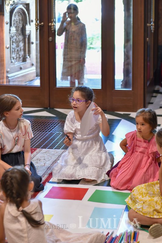 Zâmbete de copii sub cupola Bisericii Domnița Bălașa 302330