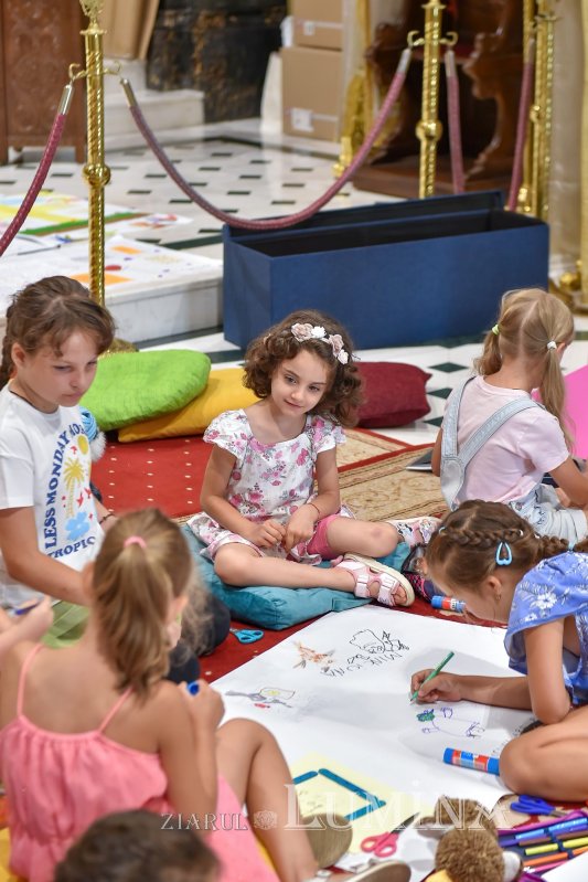 Zâmbete de copii sub cupola Bisericii Domnița Bălașa 302334