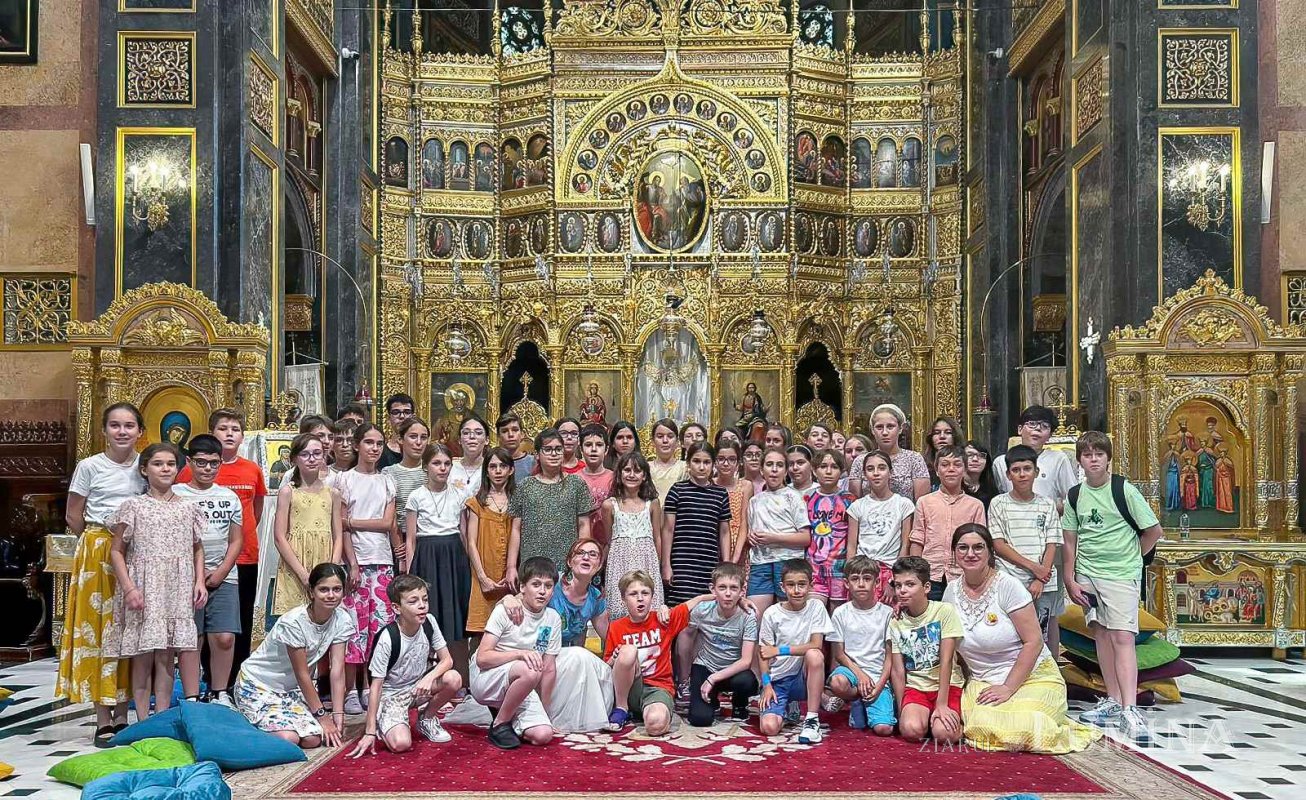 Zâmbete de copii sub cupola Bisericii Domnița Bălașa 302337