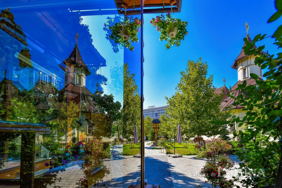 Sclipirile Luminii: Paraclisul Catedralei Mântuirii Neamului 302678