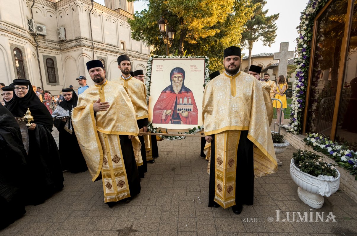 Sfântul Cuvios Dimitrie cel Nou i-a primit pe pelerini în cetatea sa 302981