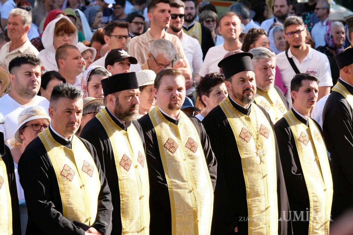 Zi de luminată cinstire a Sfântului Ocrotitor al Bucureștilor la un sfert de mileniu de la venirea cinstitelor sale moaște în Capitală 303031