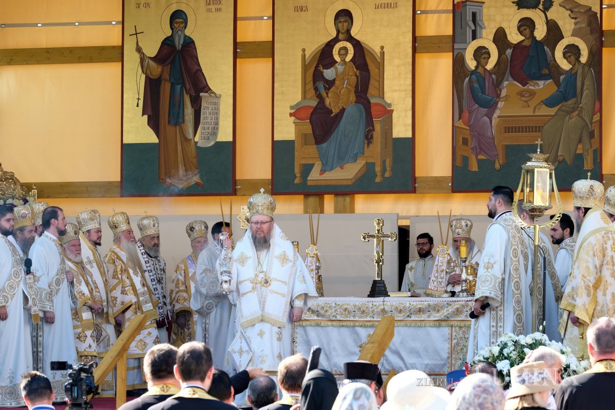 Zi de luminată cinstire a Sfântului Ocrotitor al Bucureștilor la un sfert de mileniu de la venirea cinstitelor sale moaște în Capitală 303047