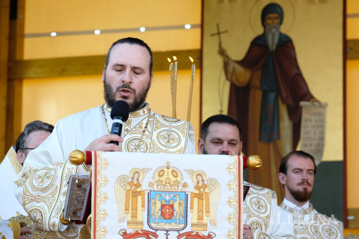 Zi de luminată cinstire a Sfântului Ocrotitor al Bucureștilor la un sfert de mileniu de la venirea cinstitelor sale moaște în Capitală 303051