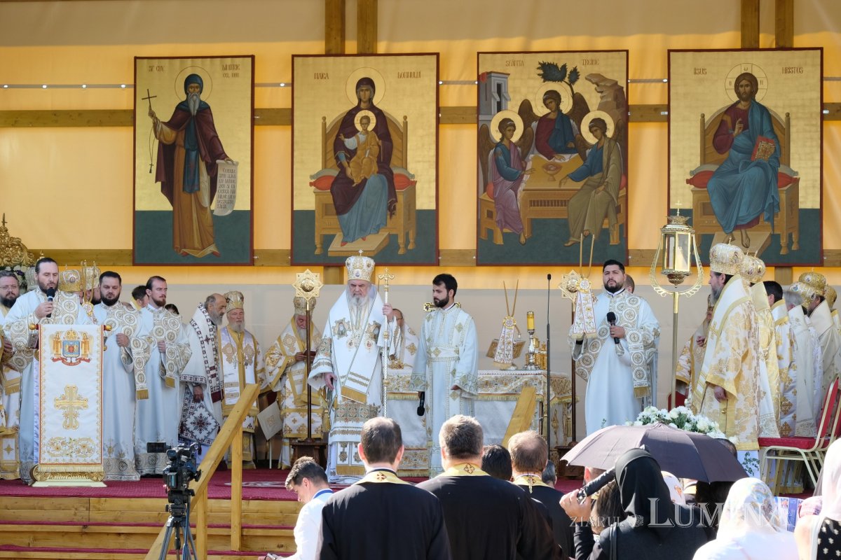 Zi de luminată cinstire a Sfântului Ocrotitor al Bucureștilor la un sfert de mileniu de la venirea cinstitelor sale moaște în Capitală 303053