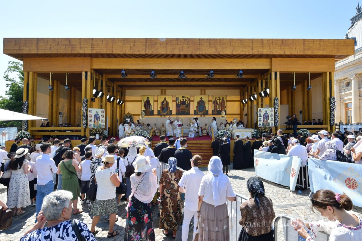 Zi de luminată cinstire a Sfântului Ocrotitor al Bucureștilor la un sfert de mileniu de la venirea cinstitelor sale moaște în Capitală 303054