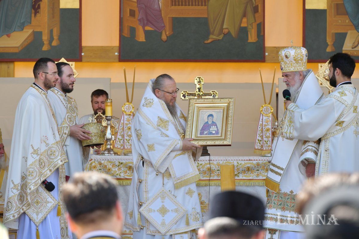 Zi de luminată cinstire a Sfântului Ocrotitor al Bucureștilor la un sfert de mileniu de la venirea cinstitelor sale moaște în Capitală 303055