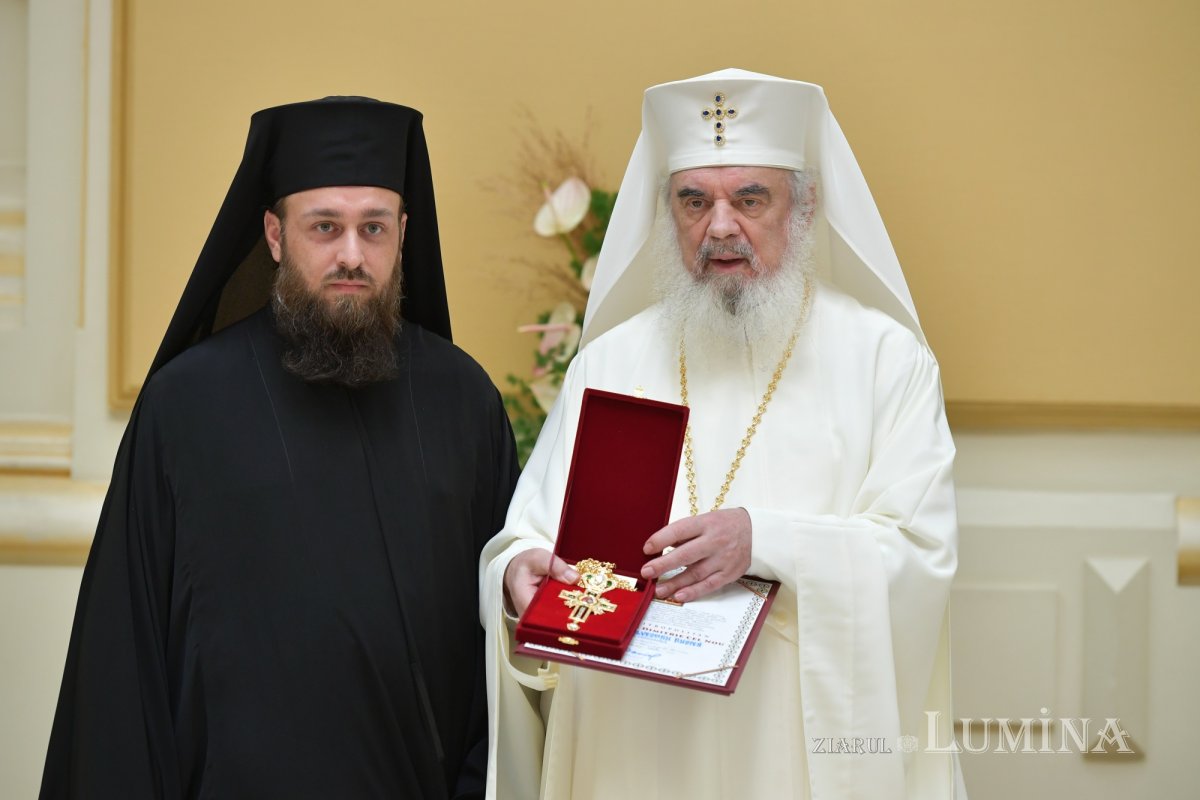 Zi de luminată cinstire a Sfântului Ocrotitor al Bucureștilor la un sfert de mileniu de la venirea cinstitelor sale moaște în Capitală 303073