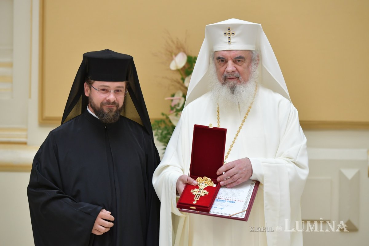 Zi de luminată cinstire a Sfântului Ocrotitor al Bucureștilor la un sfert de mileniu de la venirea cinstitelor sale moaște în Capitală 303076