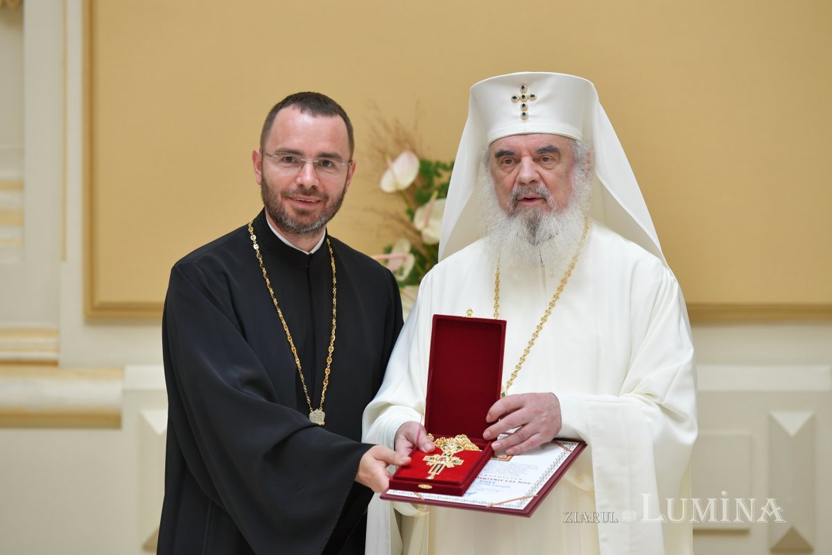 Zi de luminată cinstire a Sfântului Ocrotitor al Bucureștilor la un sfert de mileniu de la venirea cinstitelor sale moaște în Capitală 303077