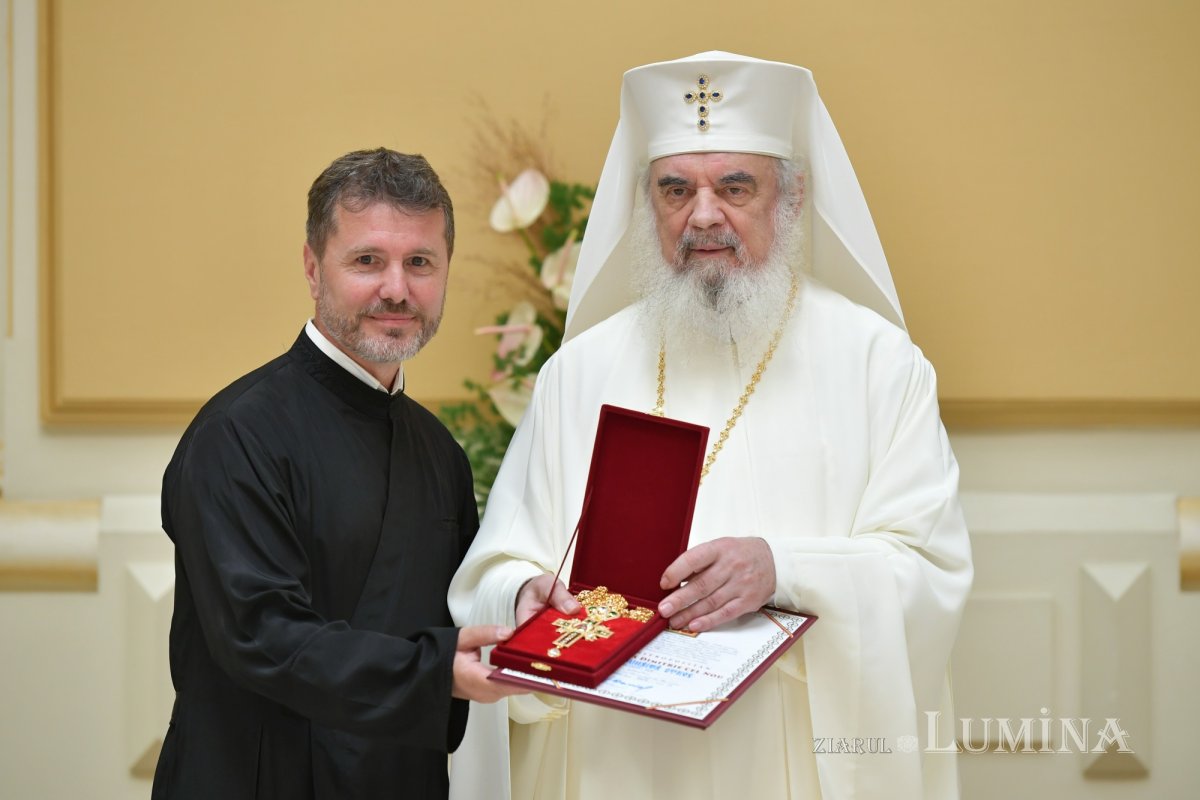 Zi de luminată cinstire a Sfântului Ocrotitor al Bucureștilor la un sfert de mileniu de la venirea cinstitelor sale moaște în Capitală 303089