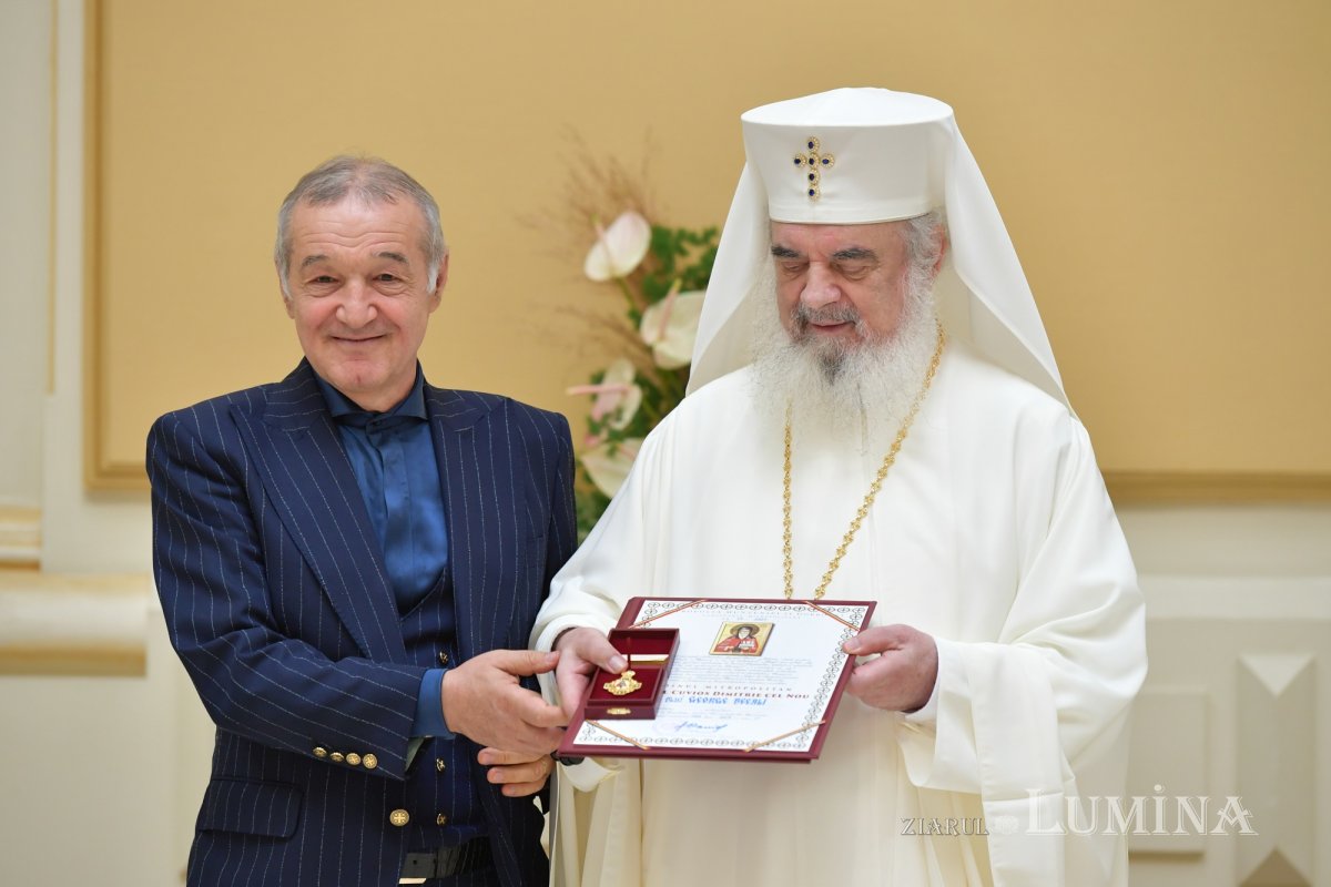 Zi de luminată cinstire a Sfântului Ocrotitor al Bucureștilor la un sfert de mileniu de la venirea cinstitelor sale moaște în Capitală 303099