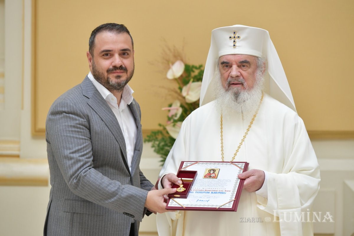 Zi de luminată cinstire a Sfântului Ocrotitor al Bucureștilor la un sfert de mileniu de la venirea cinstitelor sale moaște în Capitală 303100