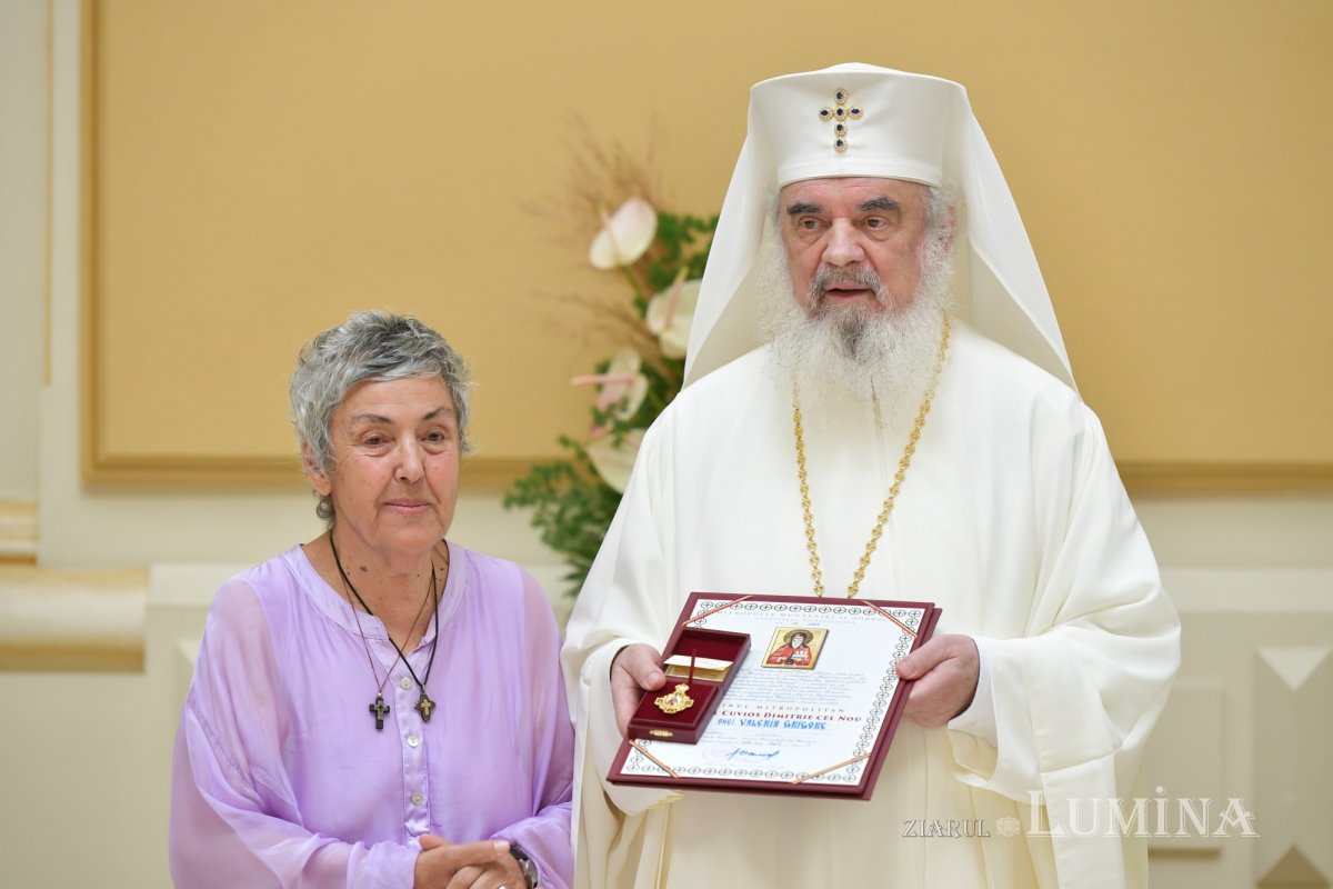 Zi de luminată cinstire a Sfântului Ocrotitor al Bucureștilor la un sfert de mileniu de la venirea cinstitelor sale moaște în Capitală 303102