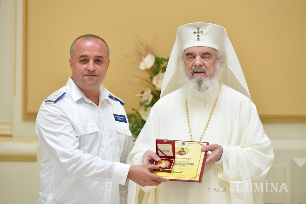 Zi de luminată cinstire a Sfântului Ocrotitor al Bucureștilor la un sfert de mileniu de la venirea cinstitelor sale moaște în Capitală 303103