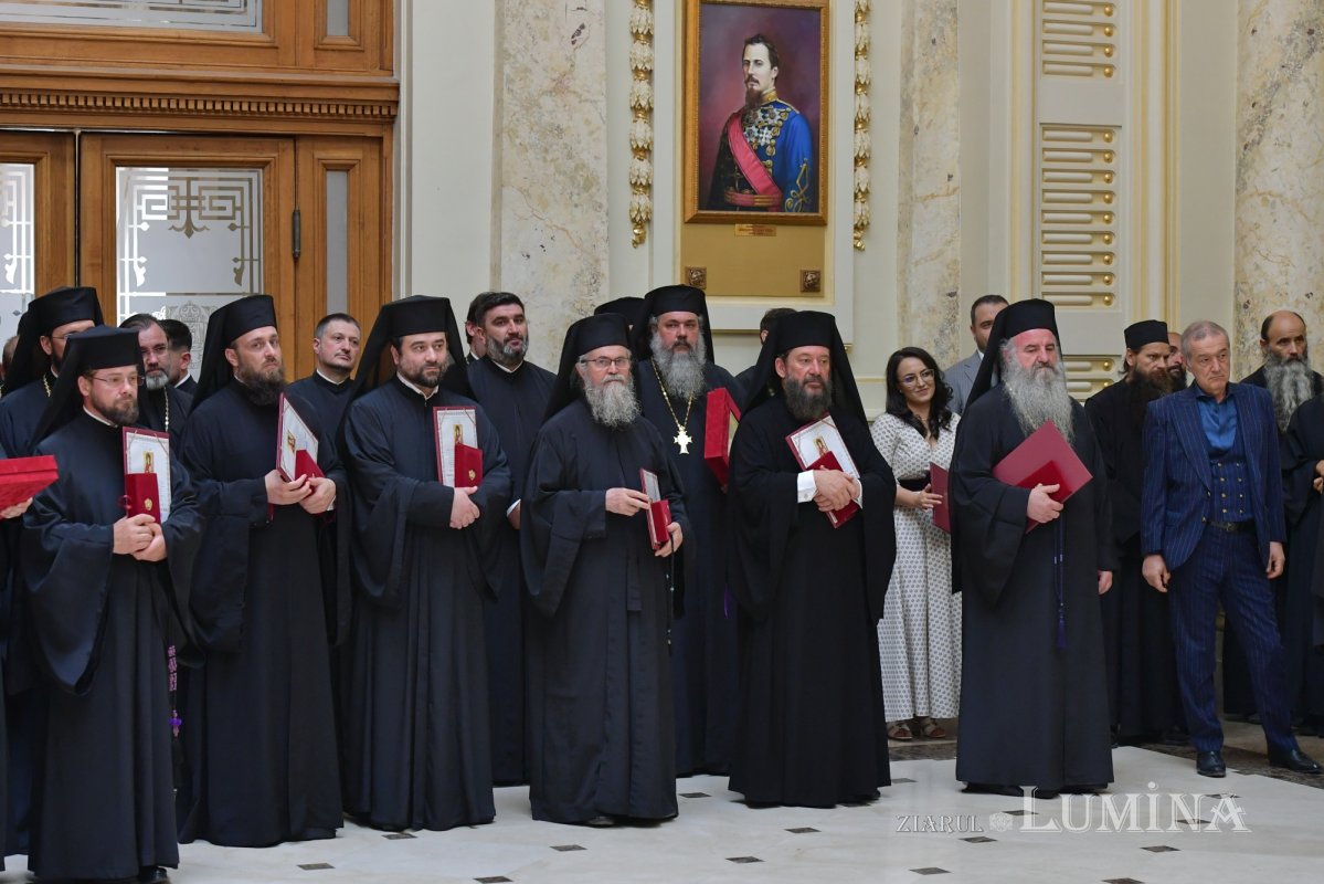 Zi de luminată cinstire a Sfântului Ocrotitor al Bucureștilor la un sfert de mileniu de la venirea cinstitelor sale moaște în Capitală 303107