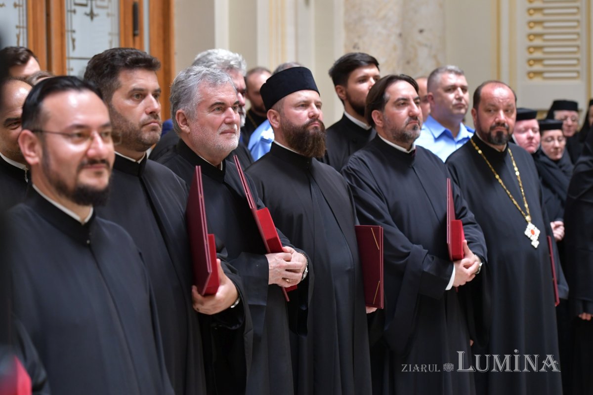 Zi de luminată cinstire a Sfântului Ocrotitor al Bucureștilor la un sfert de mileniu de la venirea cinstitelor sale moaște în Capitală 303108