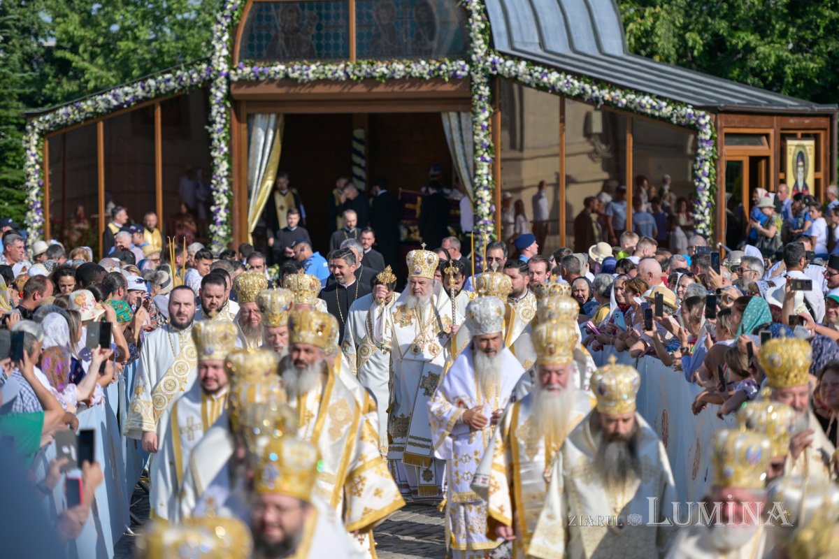 Zi de luminată cinstire a Sfântului Ocrotitor al Bucureștilor la un sfert de mileniu de la venirea cinstitelor sale moaște în Capitală 303109