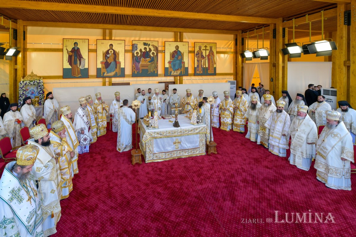 Zi de luminată cinstire a Sfântului Ocrotitor al Bucureștilor la un sfert de mileniu de la venirea cinstitelor sale moaște în Capitală 303110