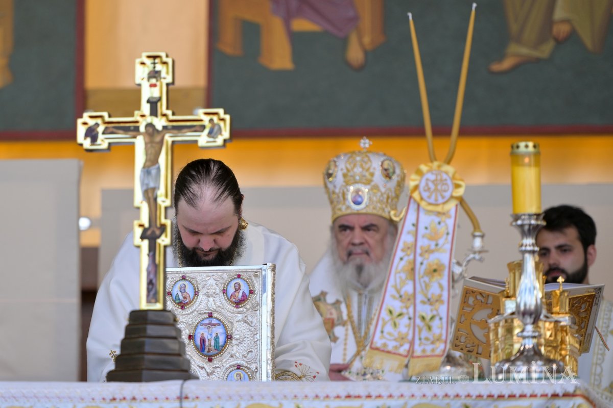 Zi de luminată cinstire a Sfântului Ocrotitor al Bucureștilor la un sfert de mileniu de la venirea cinstitelor sale moaște în Capitală 303111