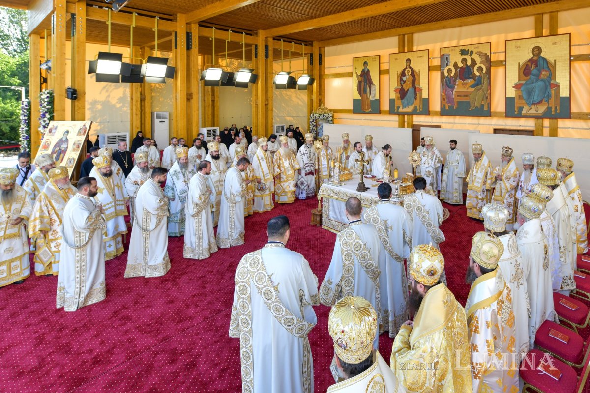 Zi de luminată cinstire a Sfântului Ocrotitor al Bucureștilor la un sfert de mileniu de la venirea cinstitelor sale moaște în Capitală 303113