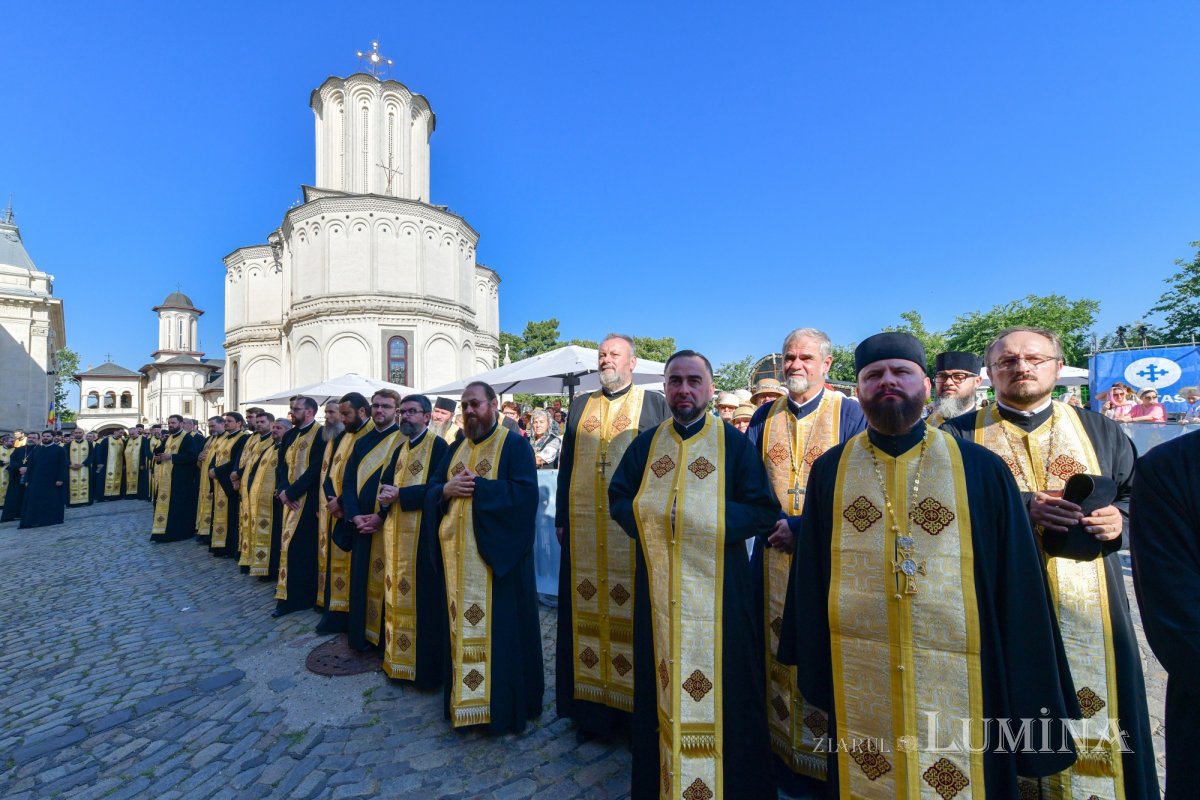 Zi de luminată cinstire a Sfântului Ocrotitor al Bucureștilor la un sfert de mileniu de la venirea cinstitelor sale moaște în Capitală 303114