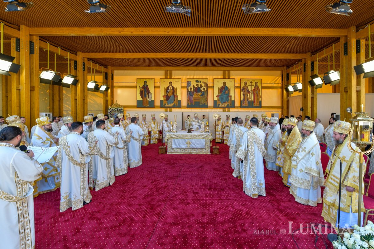 Zi de luminată cinstire a Sfântului Ocrotitor al Bucureștilor la un sfert de mileniu de la venirea cinstitelor sale moaște în Capitală 303115