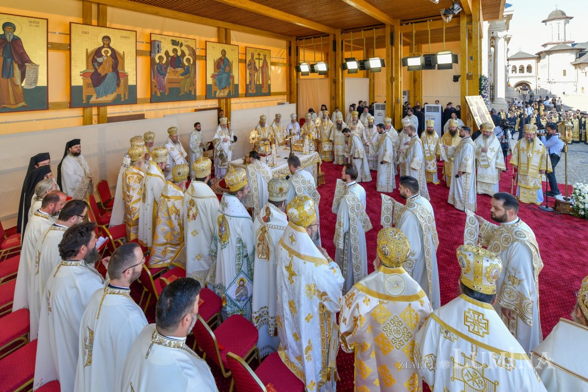 Zi de luminată cinstire a Sfântului Ocrotitor al Bucureștilor la un sfert de mileniu de la venirea cinstitelor sale moaște în Capitală 303116