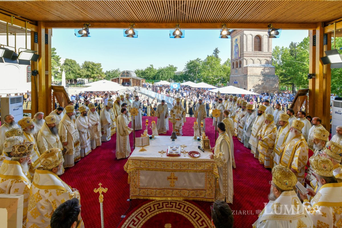 Zi de luminată cinstire a Sfântului Ocrotitor al Bucureștilor la un sfert de mileniu de la venirea cinstitelor sale moaște în Capitală 303117