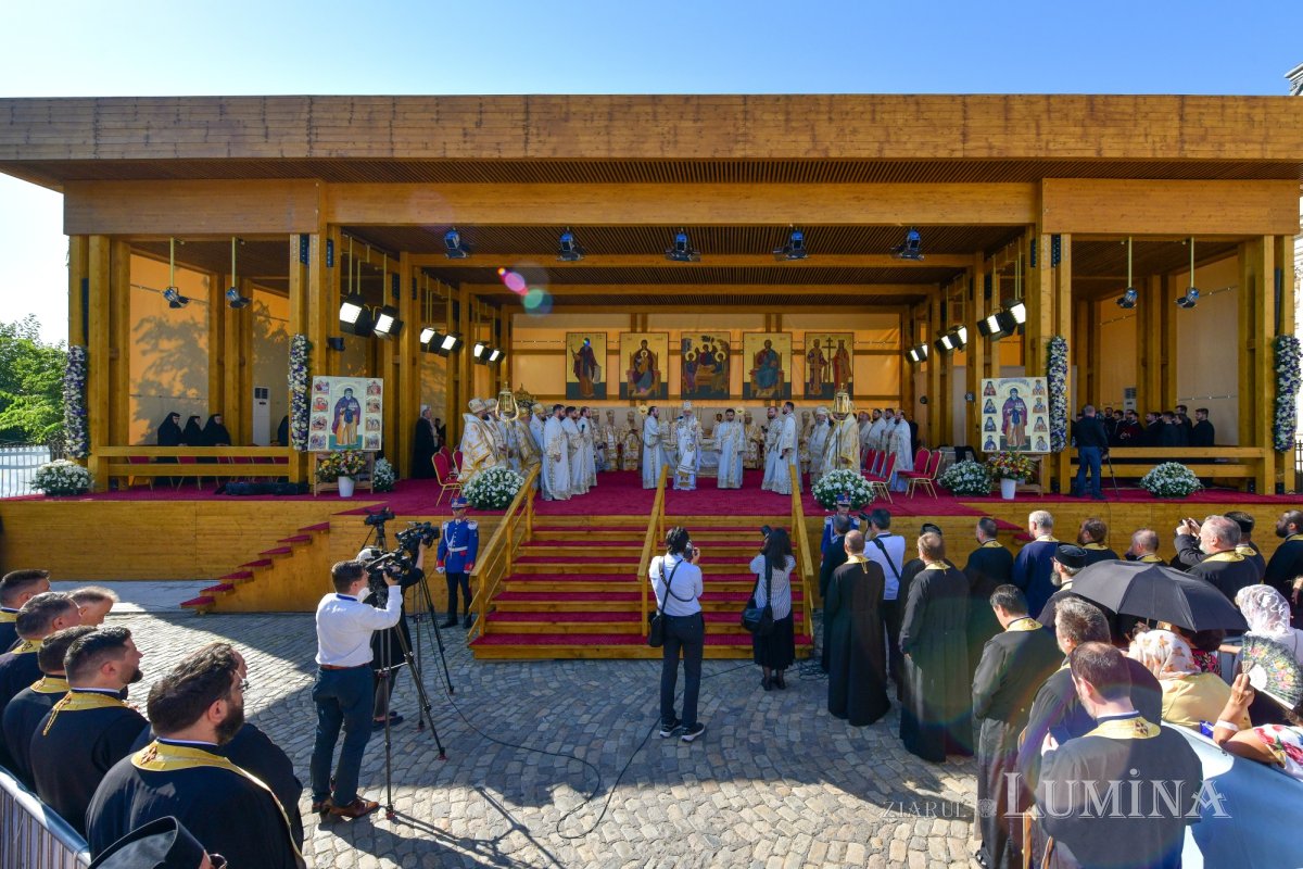 Zi de luminată cinstire a Sfântului Ocrotitor al Bucureștilor la un sfert de mileniu de la venirea cinstitelor sale moaște în Capitală 303118