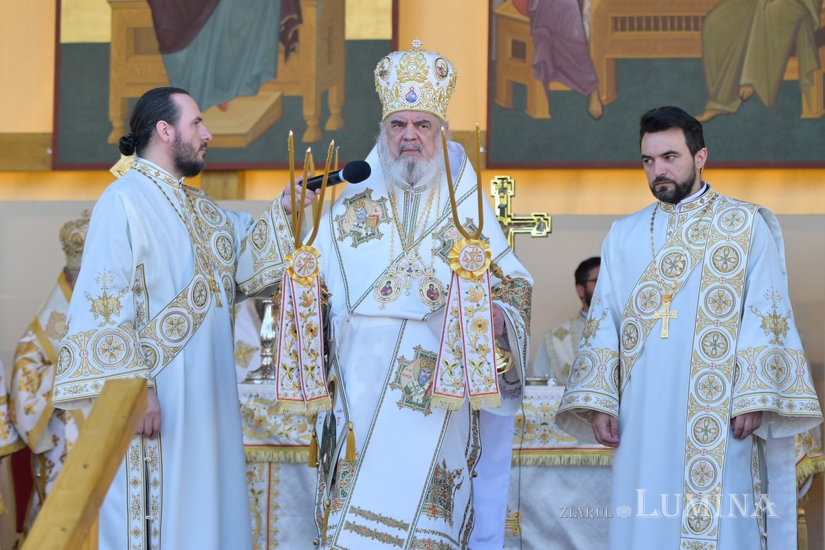 Zi de luminată cinstire a Sfântului Ocrotitor al Bucureștilor la un sfert de mileniu de la venirea cinstitelor sale moaște în Capitală 303119