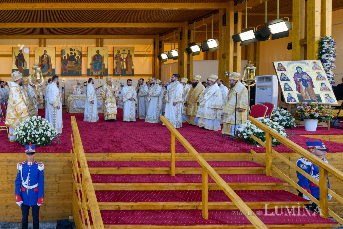 Zi de luminată cinstire a Sfântului Ocrotitor al Bucureștilor la un sfert de mileniu de la venirea cinstitelor sale moaște în Capitală 303121