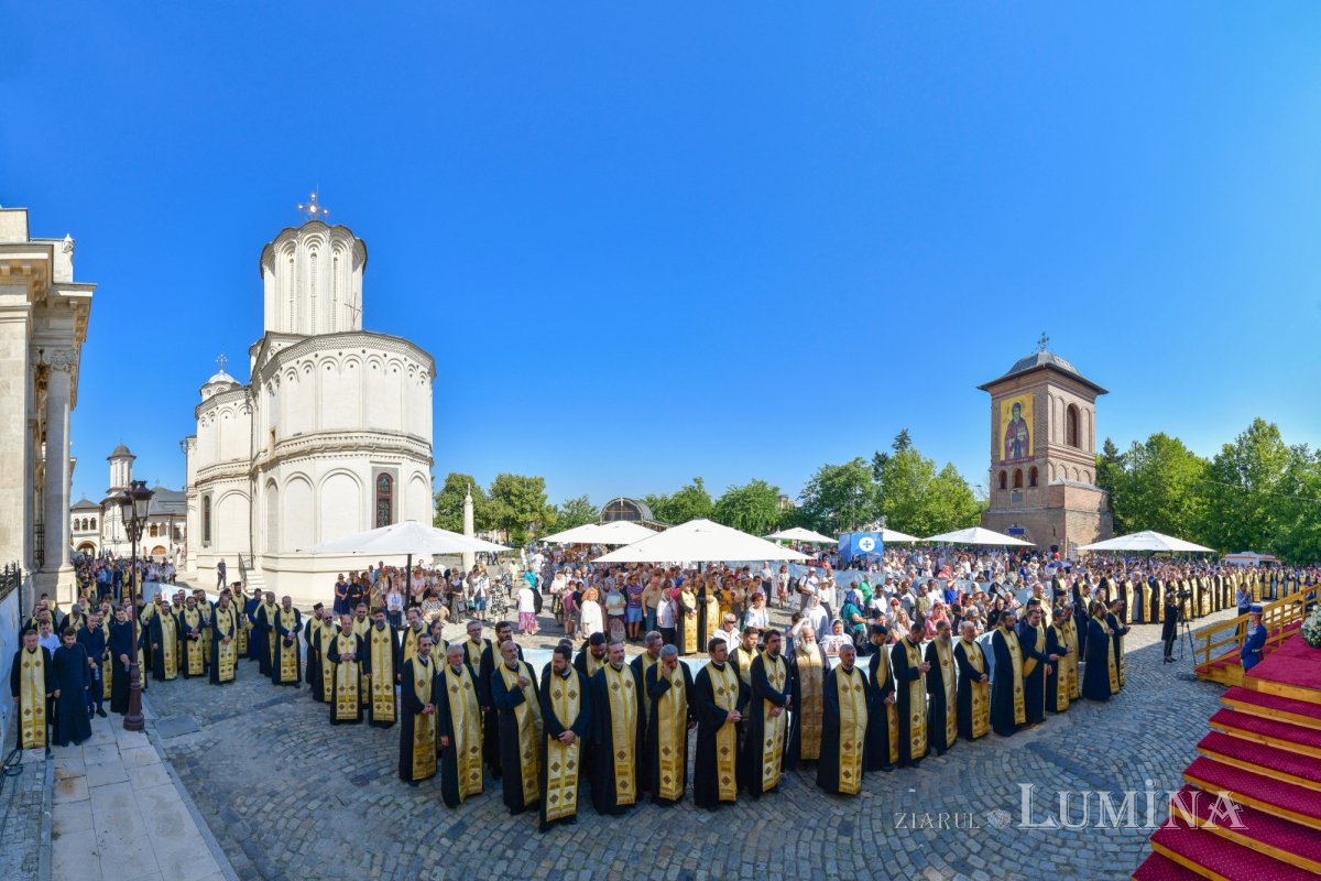 Zi de luminată cinstire a Sfântului Ocrotitor al Bucureștilor la un sfert de mileniu de la venirea cinstitelor sale moaște în Capitală 303131