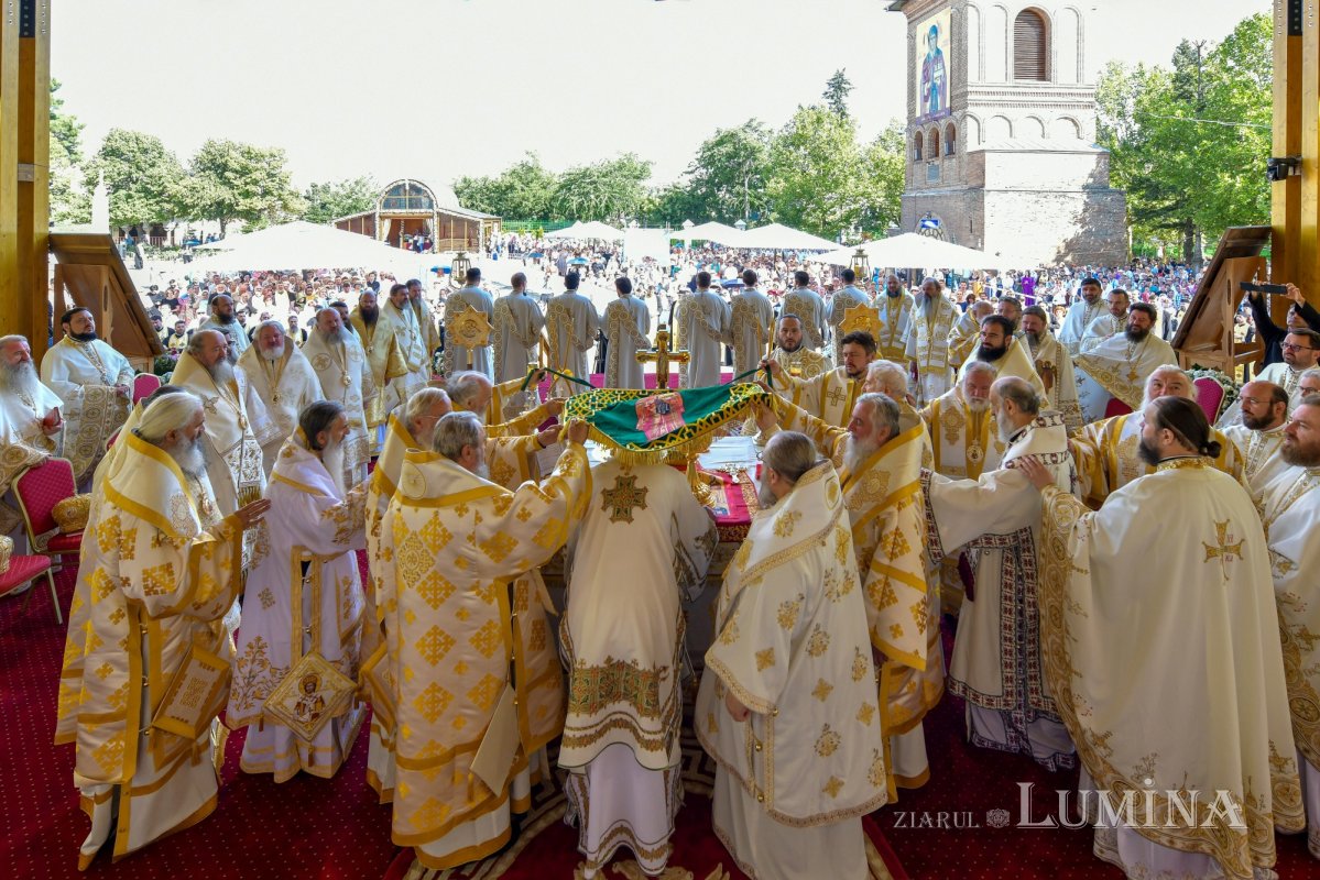 Zi de luminată cinstire a Sfântului Ocrotitor al Bucureștilor la un sfert de mileniu de la venirea cinstitelor sale moaște în Capitală 303132