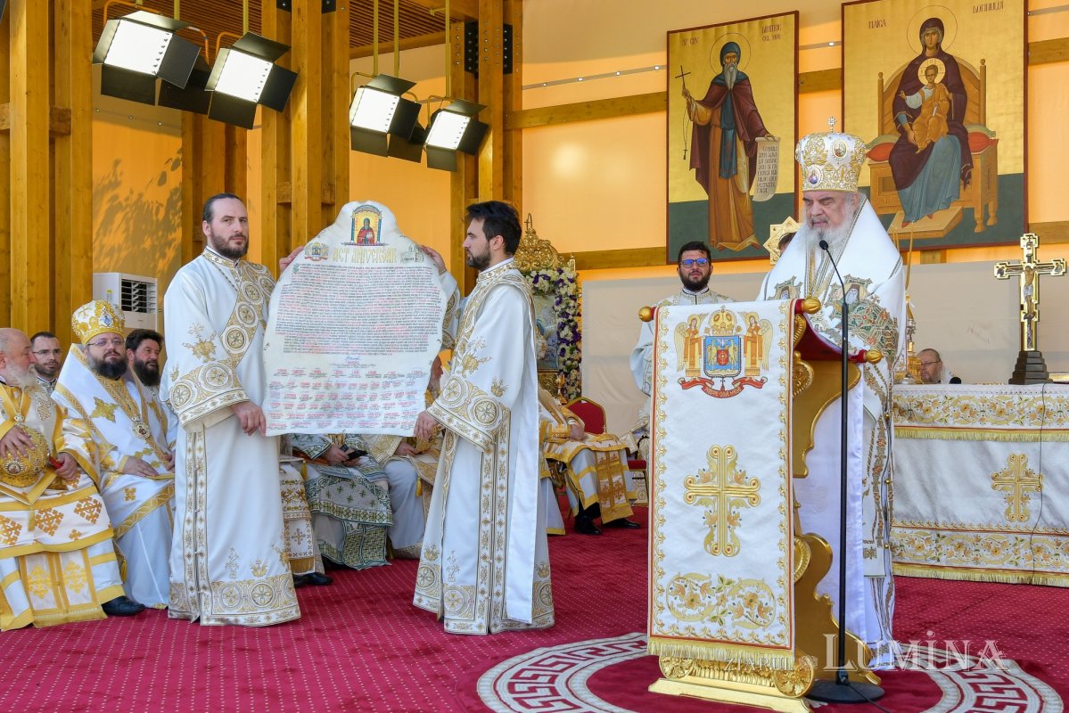 Zi de luminată cinstire a Sfântului Ocrotitor al Bucureștilor la un sfert de mileniu de la venirea cinstitelor sale moaște în Capitală 303145