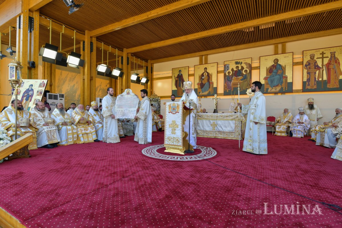 Zi de luminată cinstire a Sfântului Ocrotitor al Bucureștilor la un sfert de mileniu de la venirea cinstitelor sale moaște în Capitală 303146