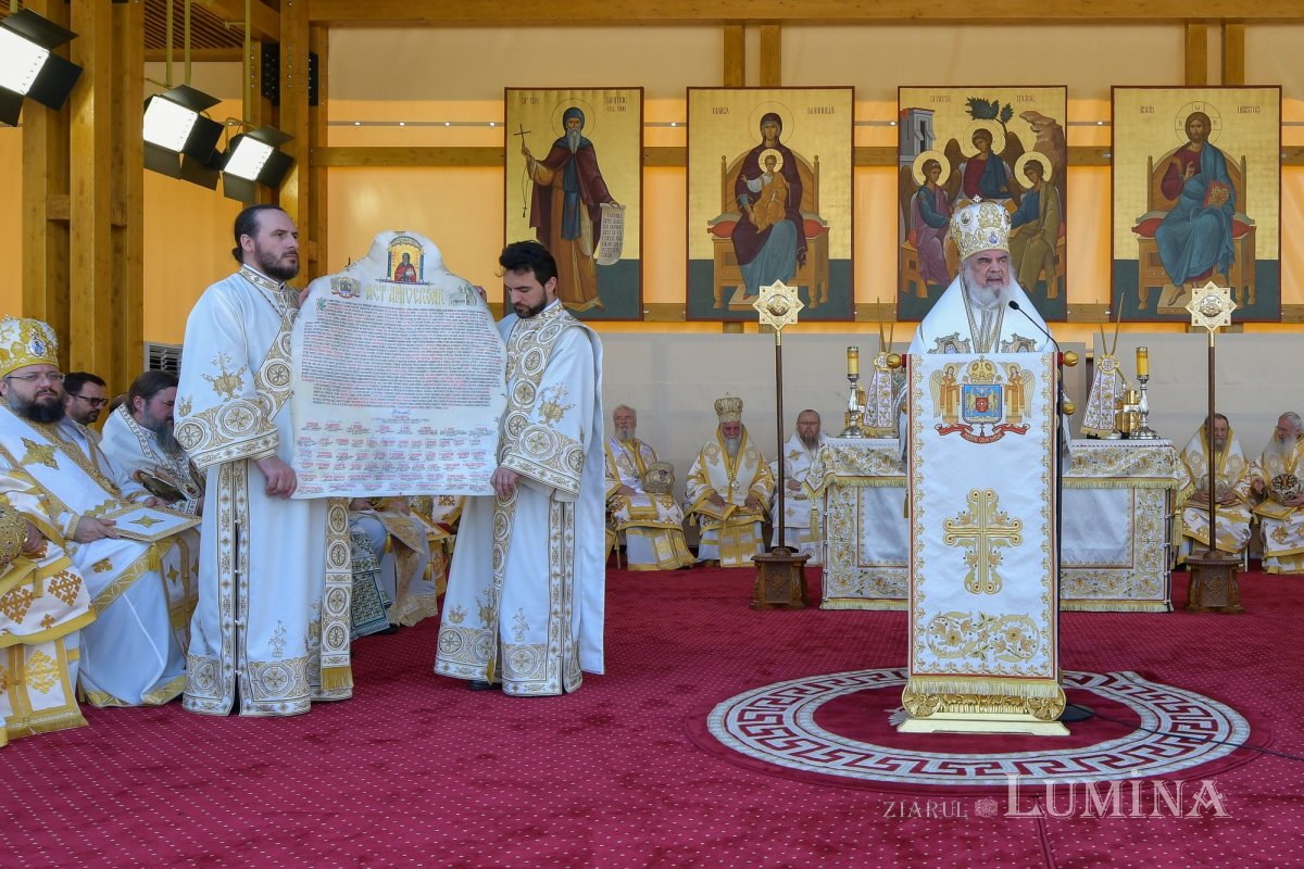 Zi de luminată cinstire a Sfântului Ocrotitor al Bucureștilor la un sfert de mileniu de la venirea cinstitelor sale moaște în Capitală 303147