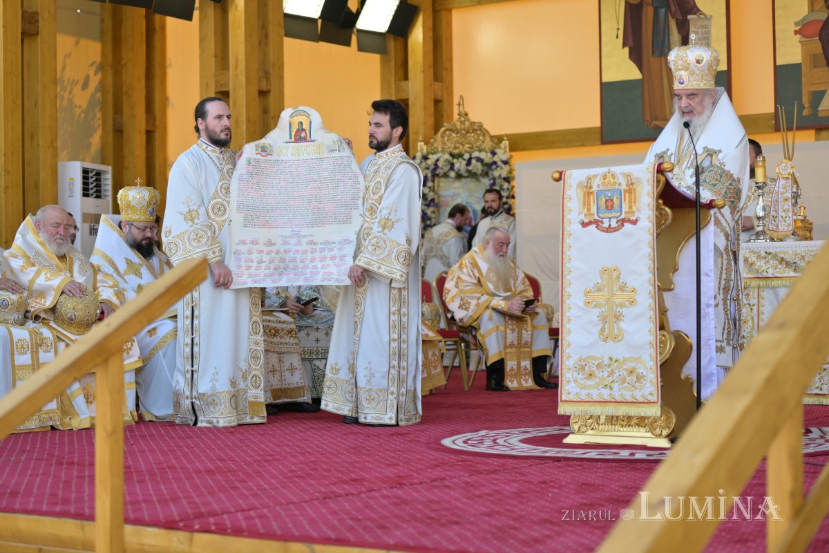 Zi de luminată cinstire a Sfântului Ocrotitor al Bucureștilor la un sfert de mileniu de la venirea cinstitelor sale moaște în Capitală 303149