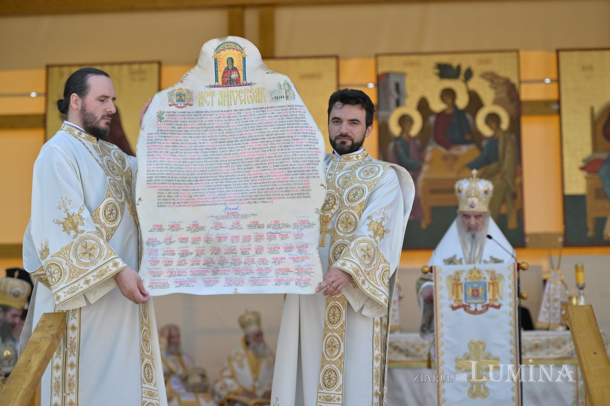 Zi de luminată cinstire a Sfântului Ocrotitor al Bucureștilor la un sfert de mileniu de la venirea cinstitelor sale moaște în Capitală 303150