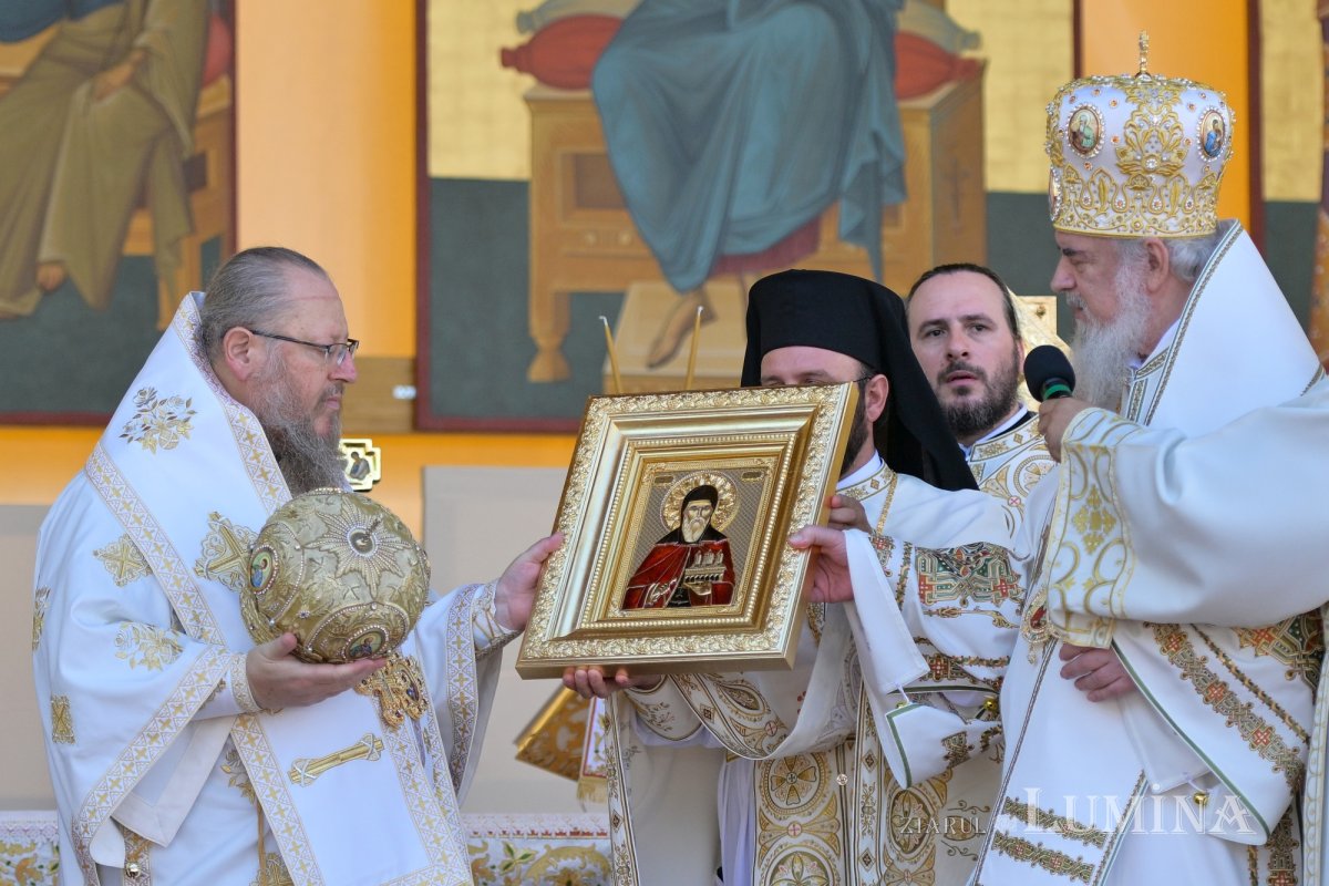Zi de luminată cinstire a Sfântului Ocrotitor al Bucureștilor la un sfert de mileniu de la venirea cinstitelor sale moaște în Capitală 303152