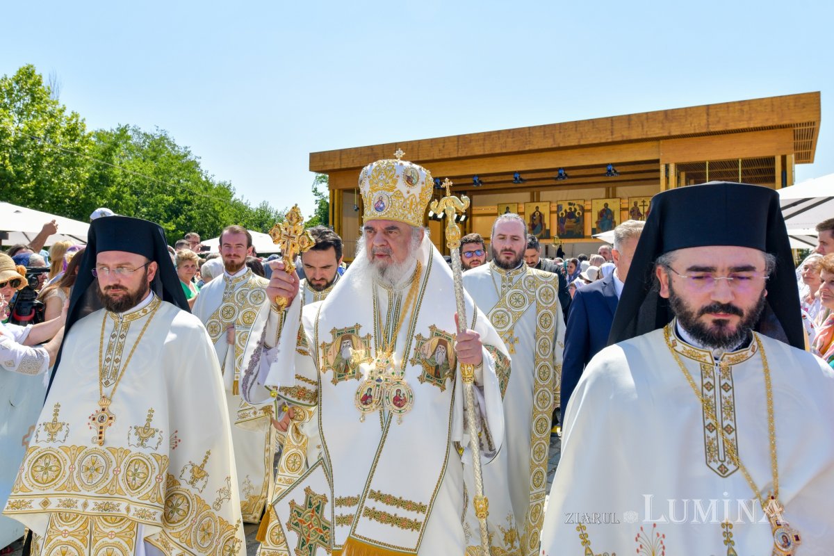 Zi de luminată cinstire a Sfântului Ocrotitor al Bucureștilor la un sfert de mileniu de la venirea cinstitelor sale moaște în Capitală 303154