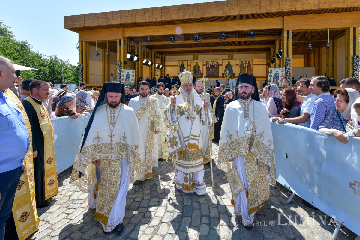 Zi de luminată cinstire a Sfântului Ocrotitor al Bucureștilor la un sfert de mileniu de la venirea cinstitelor sale moaște în Capitală 303155