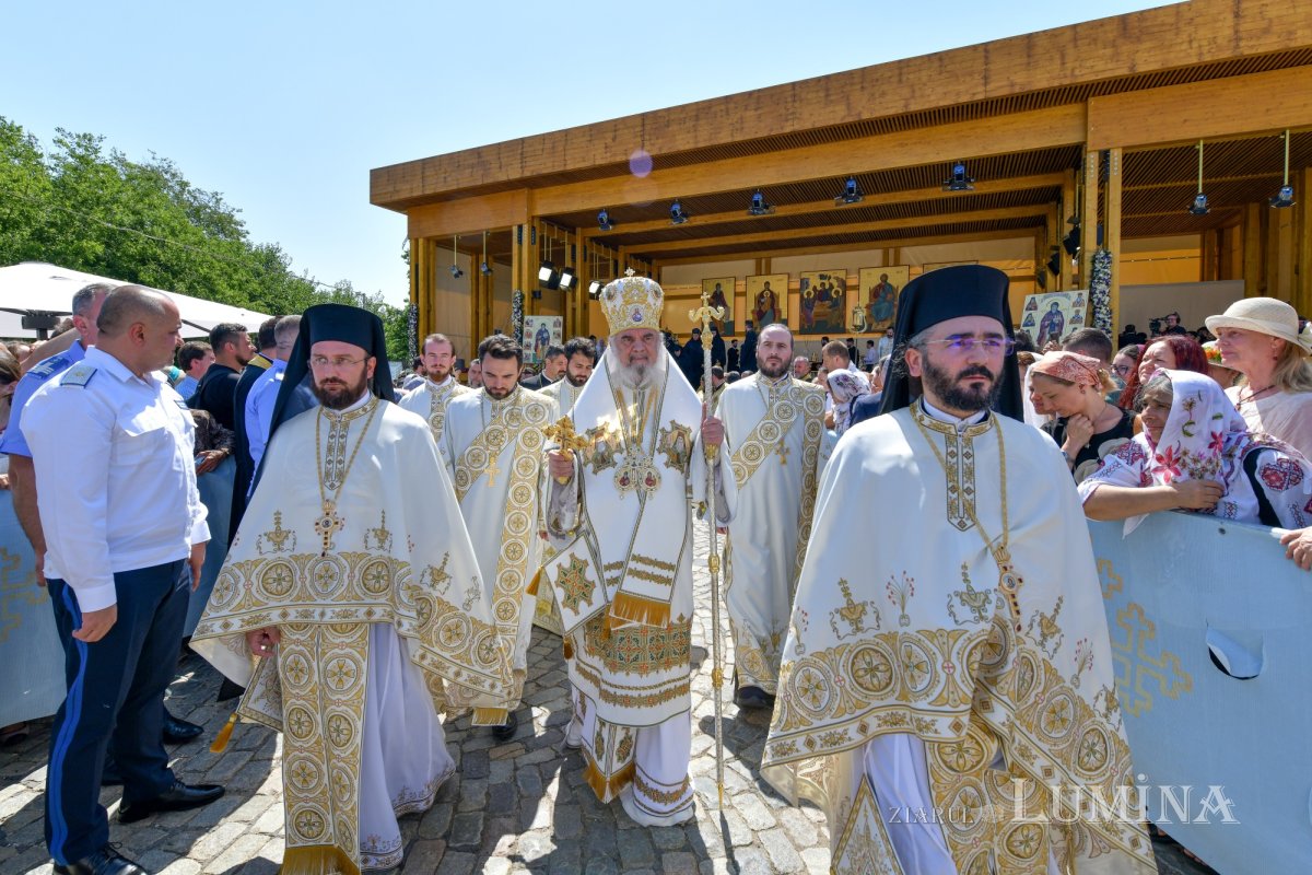 Zi de luminată cinstire a Sfântului Ocrotitor al Bucureștilor la un sfert de mileniu de la venirea cinstitelor sale moaște în Capitală 303156