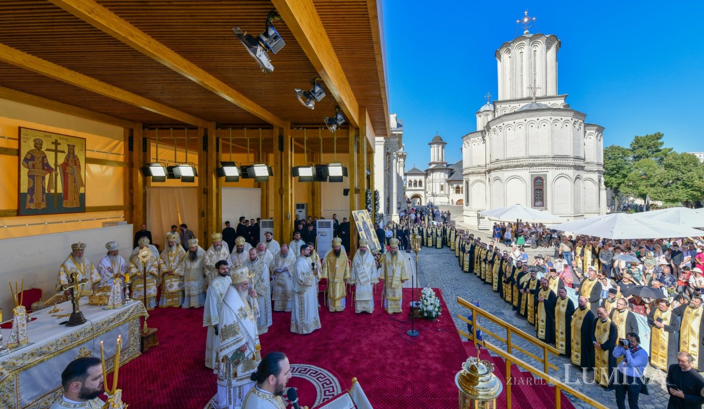 Zi de luminată cinstire a Sfântului Ocrotitor al Bucureștilor la un sfert de mileniu de la venirea cinstitelor sale moaște în Capitală 303164